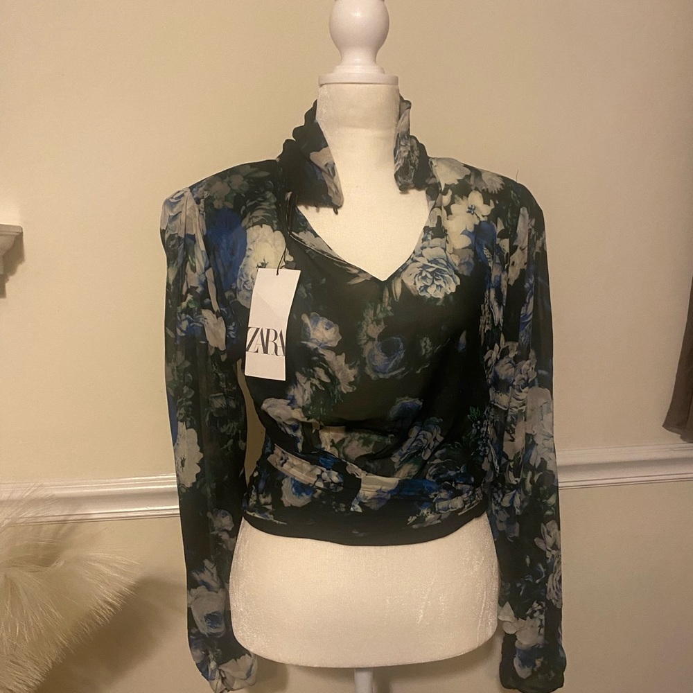 Size small ZARA top.